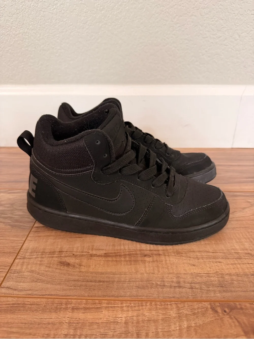 Nike Black Court Borough Mid Basketball Sneakers Youth Size 6